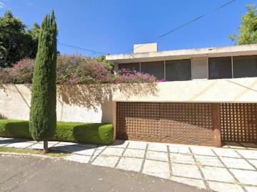 ¡Gran casa en remate bancario con 1154m² superficie de terreno, 5 recámaras en Lomas de Chapultepec!