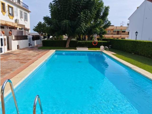 Gran casa en urbanización con jardín y piscina, en zona residencial de Montemar