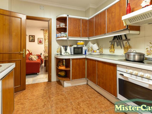 Gran casa en zona sur, 7dormitorios, 2 baños, garaje para 3 vehículos, MEJOR VER!