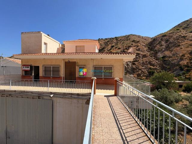 Gran casa familiar con dos viviendas, espectaculares vistas. 519m² Sierro