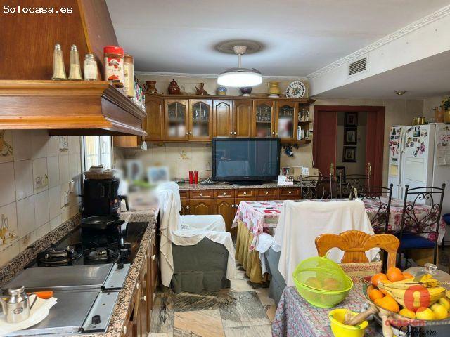 GRAN CASA HACIENDO ESQUINA CON LOCAL Y GARAJE ZONA BAJA CAMPO DE LA VERDAD ASCENSOR
