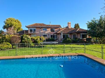 Gran casa patronal y campo de avellanos