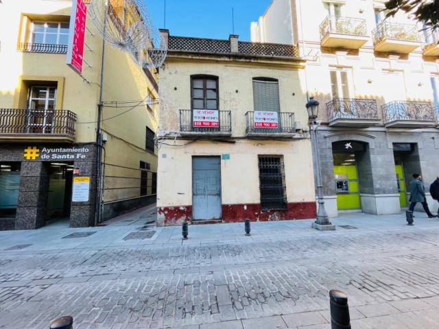 Gran casa para reformar o tirar en pleno centro del pueblo