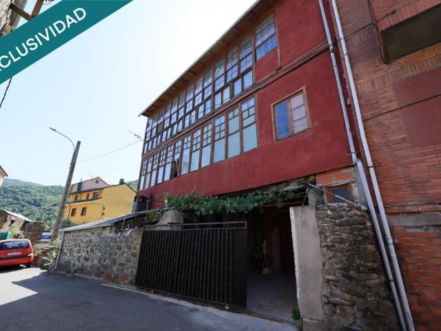 Gran casa rústica con espectacular bodega, cochera y vistas a la montaña, perfectamente acondicionada pero con un enorme potencial de ampliación para restaurar a tu gusto