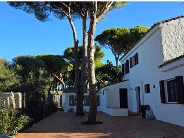 ? Gran chalet con 1500m2 de parcela en zona premiun de La Barrosa