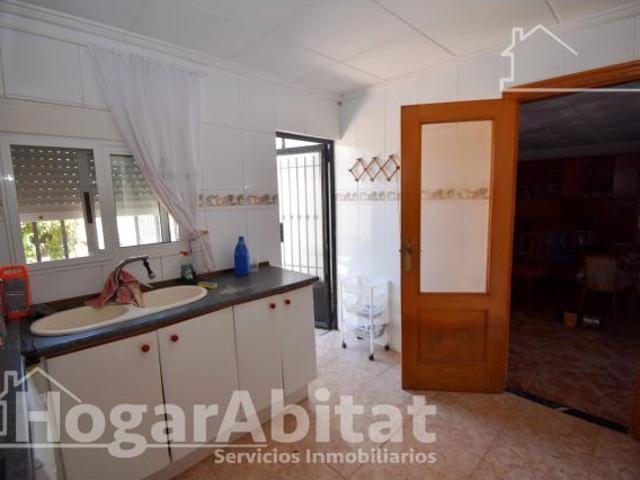 GRAN CHALET CON 4 DORMITORIOS, GARAJE Y PISCINA