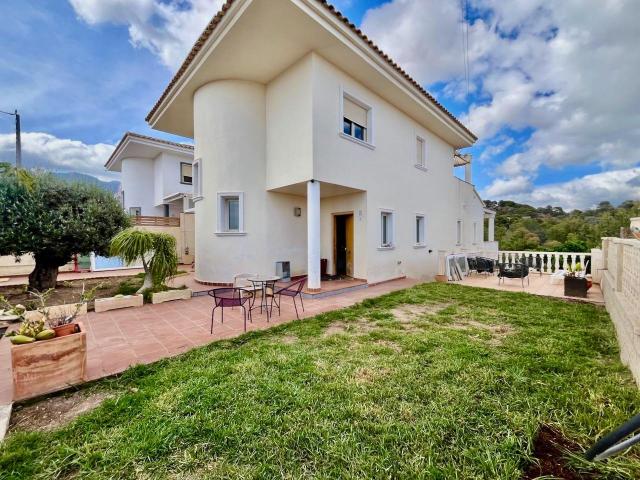 GRAN CHALET DE 2 PLANTAS EN ALFAZ DEL PI UNA OPORTUNIDAD ÚNICA