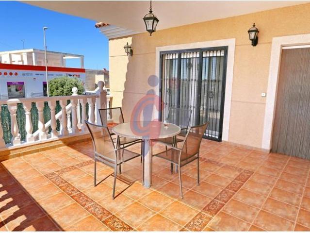 ¡Gran chalet de tres plantas con piscina en venta en La Marina!