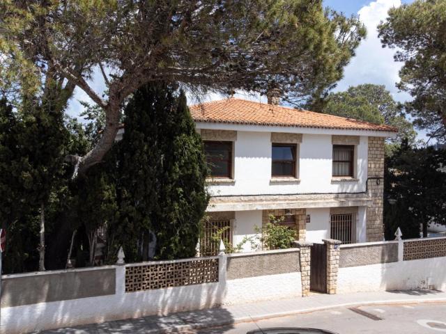 Gran casa con enorme potencial en el centro de Siete Aguas – Ideal para familias o inversión