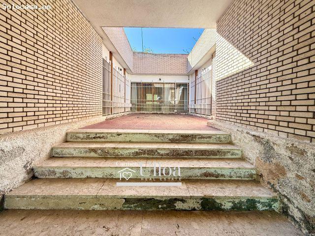 GRAN CHALET INDEPENDIENTE DE 708 M2 CON PISCINA PRIVADA EN VISTAHERMOSA, ALICANTE
