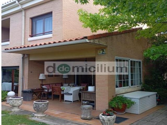 GRAN CHALET PAREADO EN URB.FUENTE DE LA JUNQUERA CON GRAN JARDIN