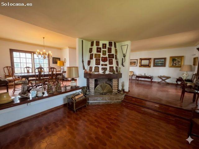 Gran Chalet Señorial en Valdelagrana: 1.150 m2 de Parcela, Gran Potencial y Zona de Servicio
