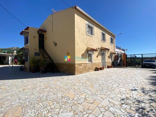 Gran cortijo pareado renovado con 7 dormitorios, piscina y v. 171m² Albox