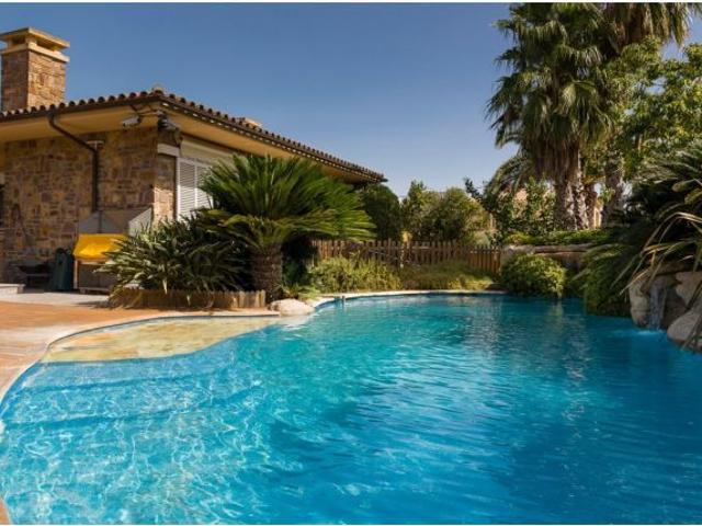Gran finca a 160m del Paseo Marítimo de La Escala con dos casas, piscina y jardín