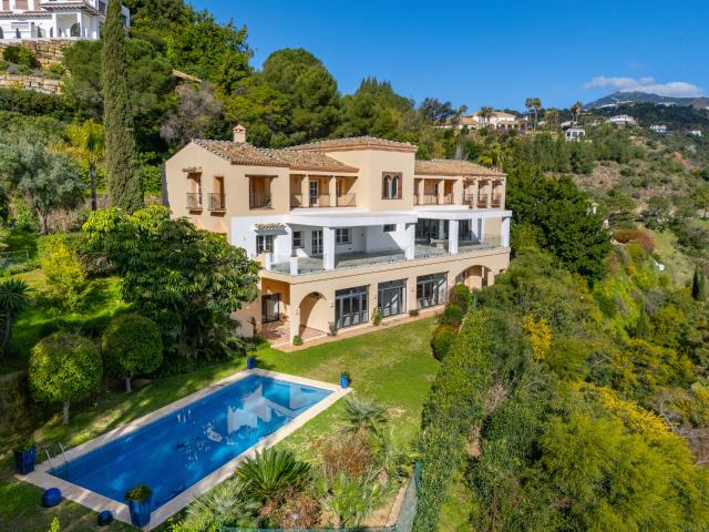 Gran finca andaluza con gran potencial de renovación y vistas al mar en El Madroñal Benahavís
