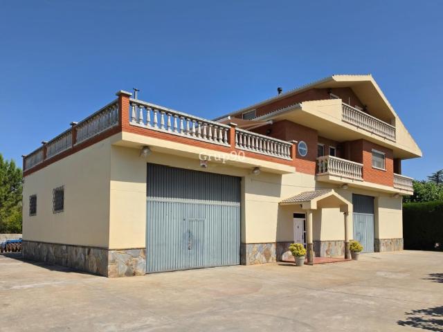 ? GRAN FINCA CON XALET, NAVE Y AMPLIA PARCELA – MÚLTIPLES POSIBILIDADES