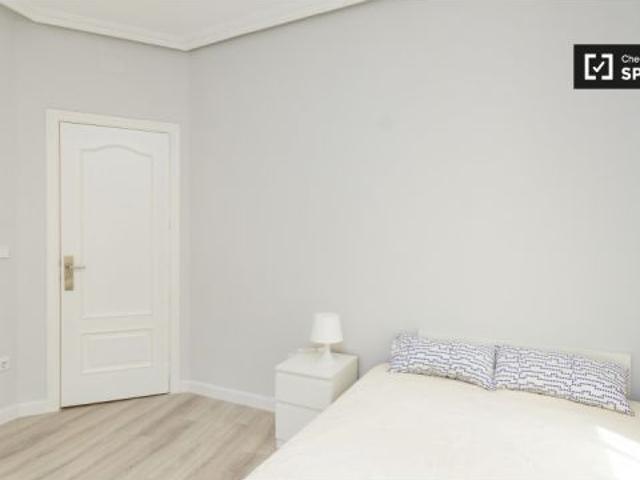 Gran habitación con armario independiente en un apartamento de 5 dormitorios, Malasaña