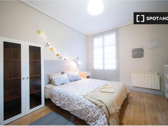 Gran habitación con balcón en piso compartido, Casco Viejo