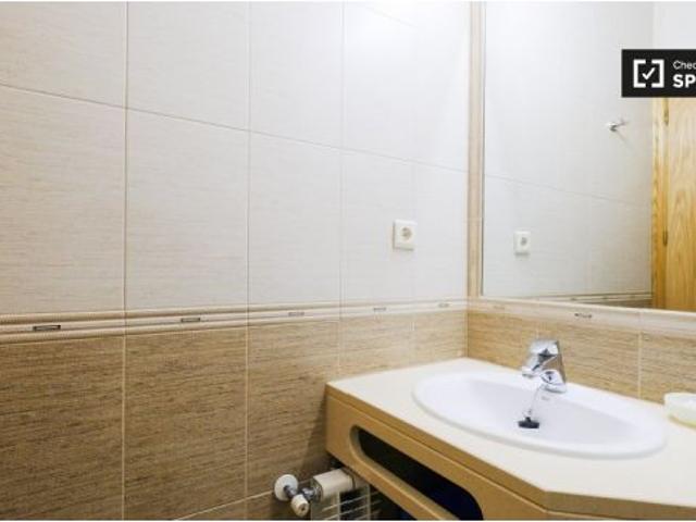 Gran habitación con baño privado para alquilar en residencia en Trafalgar