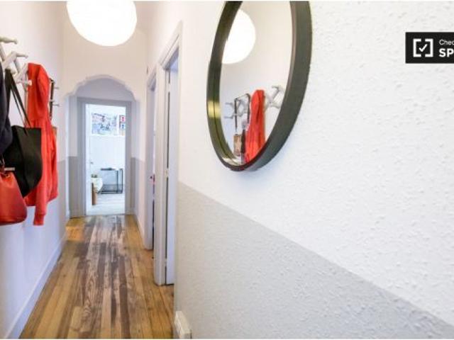 Gran habitación con calefacción en un apartamento de 3 dormitorios en Uribarri
