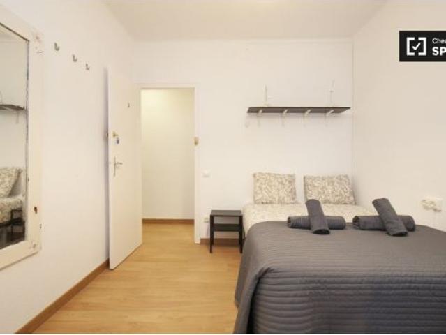 Gran habitación con cama doble en alquiler en L' Hospitalet de Llobregat