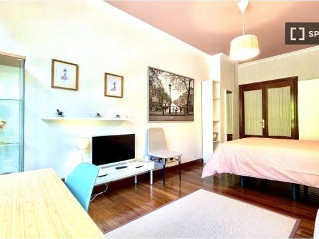 Gran habitación con televisión en el apartamento de 4 dormitorios, Abando