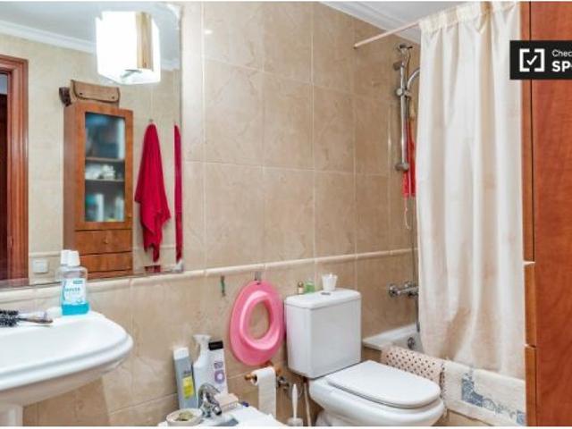 Gran habitación en alquiler en apartamento de 4 dormitorios en La Saïdia