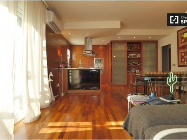 Gran habitación en apartamento de 3 dormitorios en Horta Guinardó