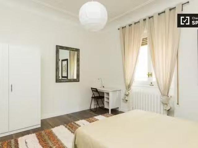 Gran habitación en apartamento de 7 dormitorios en Argüelles.