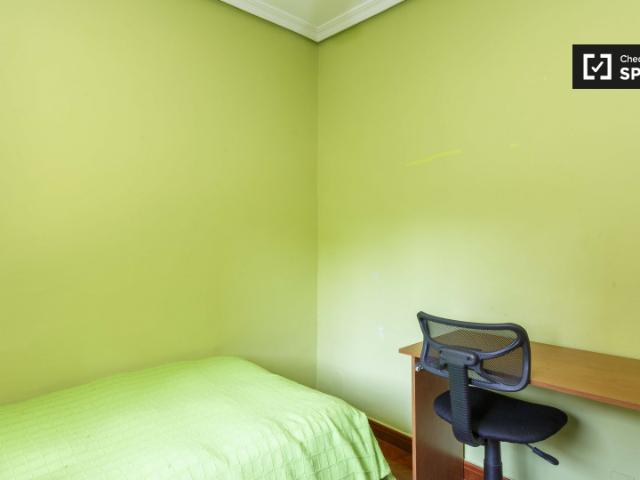 Gran habitación en apartamento de 4 dormitorios en Ciudad Lineal, Madrid