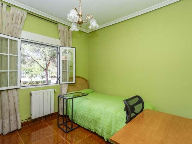 Gran habitación en apartamento de 4 dormitorios en Ciudad Lineal, Madrid