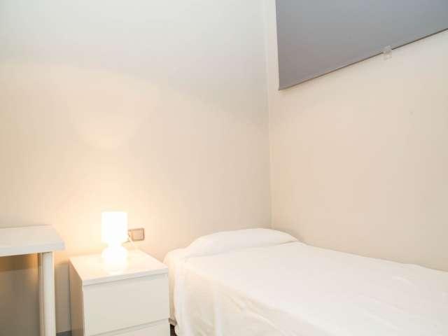 Gran habitación en apartamento de 4 dormitorios en El Raval, Barcelona