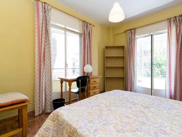 Gran habitación en apartamento de 4 dormitorios en Realejo, Granada