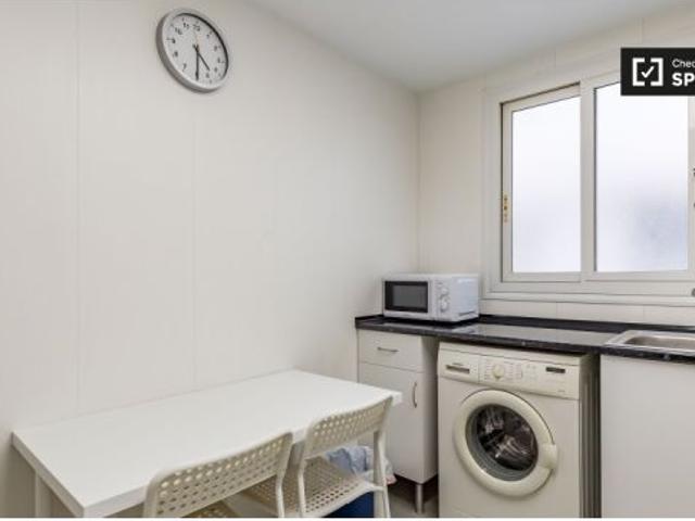 Gran habitación en apartamento de 5 dormitorios en Quatre Carreres