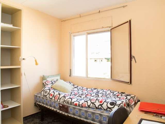 Gran habitación en piso compartido en Nou Barris, Barcelona