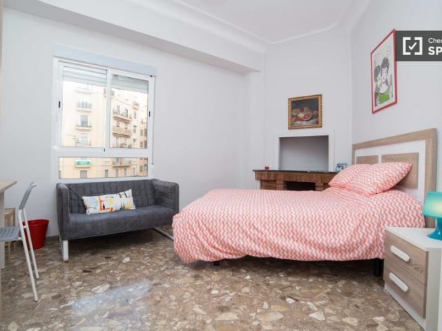 Habitación en piso compartido de 5 habitaciones en alquiler en Russafa, Valencia