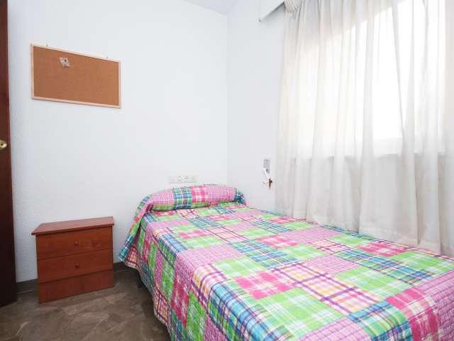 Gran habitación en piso compartido en Los Pajaritos, Granada
