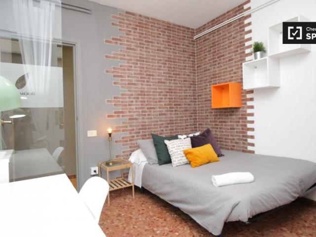 Gran habitación en piso compartido por Eixample, Barcelona