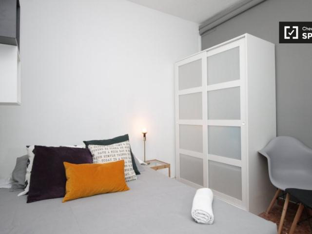 Gran habitación en piso compartido por Eixample, Barcelona