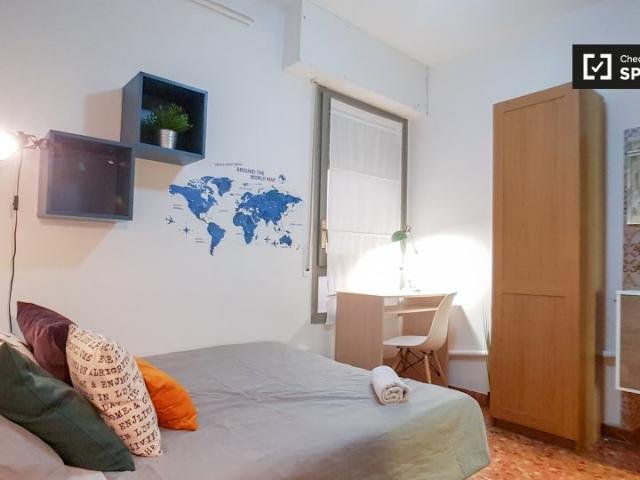 Gran habitación en piso compartido por Eixample, Barcelona