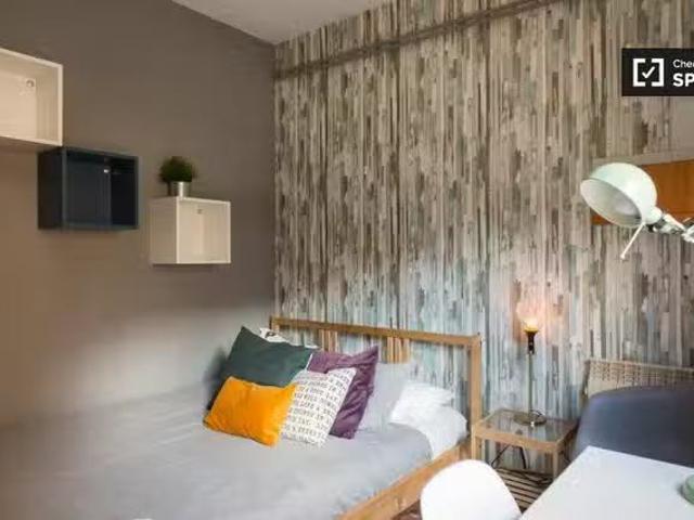 Gran habitación en piso compartido por Eixample, Barcelona