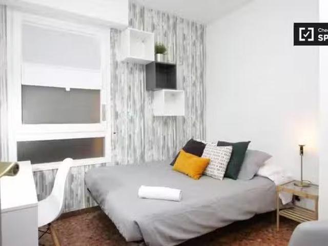 Gran habitación en piso compartido por Eixample, Barcelona