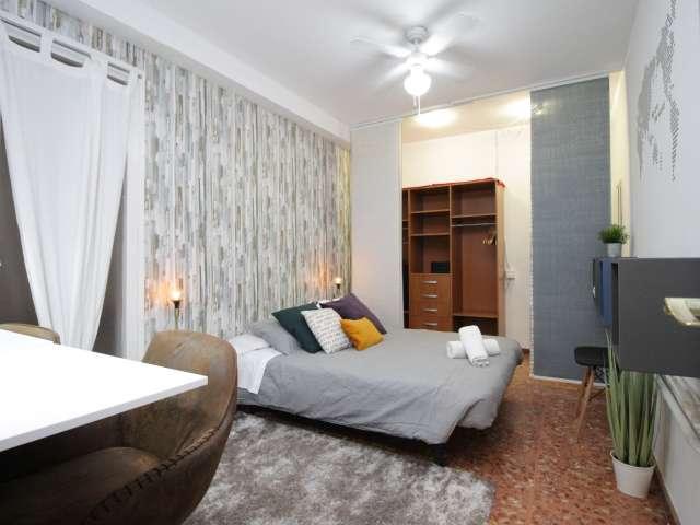 Gran habitación en piso compartido por Eixample, Barcelona