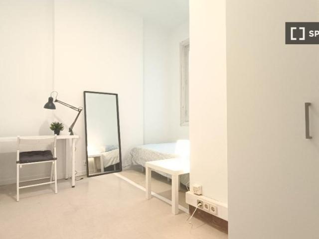 Gran habitación en piso de 12 habitaciones en Sol, Madrid
