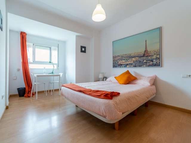 Gran habitación en un apartamento de 3 dormitorios en Jesus, Valencia