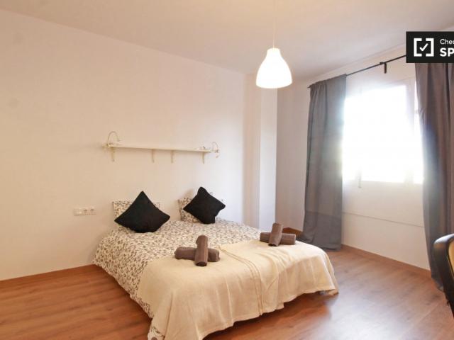 Gran habitación en un apartamento de 3 dormitorios en Poblenou, Barcelona