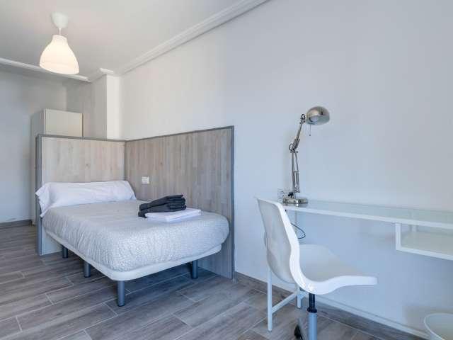 Gran habitación en un apartamento de 10 dormitorios en Algirós, Valencia