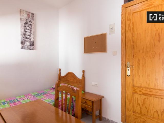 Gran habitación en un apartamento de 12 habitaciones en Granada