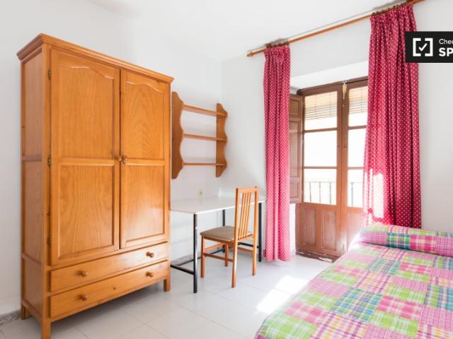 Gran habitación en un apartamento de 12 habitaciones en Granada