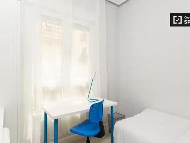 Gran habitación en un apartamento de 5 dormitorios en Malasaña.